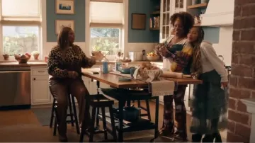 Sandalias Birkenstock de cuero metálico Arizona Rose Gold usadas por Viola 'Vi' Marsette (Lorraine Toussaint) como se ve en The Equalizer (T04E08)