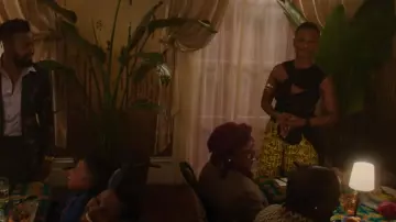 Pantalon large en cuir Alice + Olivia porté par Shamiso Tongai (Bonnie Mbuli) comme on le voit dans Parish (S01E05)
