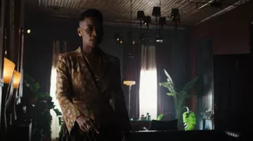 La camisa Kooples Chic usada por Zenzo Tongai (Ivan Mbakop) como se ve en Parish (S01E06)