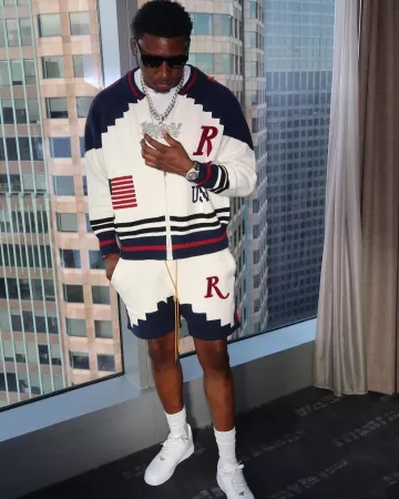 Cárdigan con cremallera Rhude blanco marino y rojo 'St. Croix' usado por Rob49 en la cuenta de Instagram @rob49up