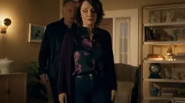 Blouse à col Vince portée par le lieutenant Piper Lynch (Amy Farrington) comme on le voit dans S.W.A.T. (S07E09)
