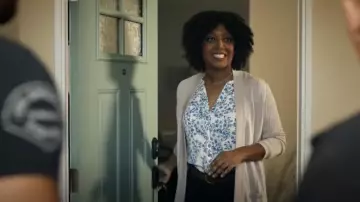 Chemisier nervissé Nydj porté par Brianna Harrelson (Gabrielle Dennis) dans S.W.A.T. (S07E10)