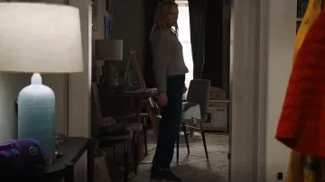 Loveshackfancy Rosie Pullover $275.00 porté par la détective Amanda Rollins (Kelli Giddish) comme on le voit dans Law & Order : Special Victims Unit (S25E11)