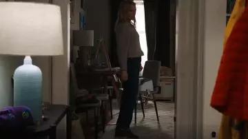 Bottines Gianvito Rossi portées par la détective Amanda Rollins (Kelli Giddish) dans Law & Order : Special Victims Unit (S25E11)