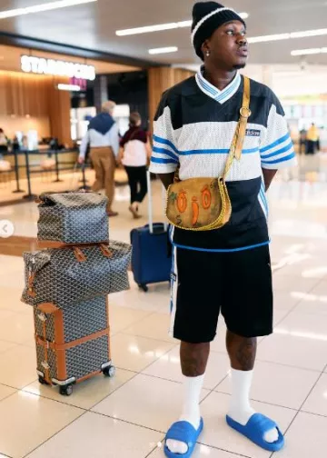 Maleta Goyard Black & Brown-Trim 'Bourget PM' usada por Zlatan en la cuenta de Instagram @zlatan_ibile