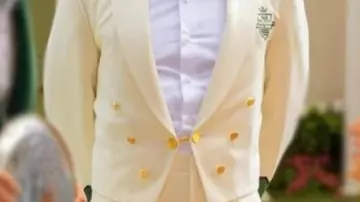 Blazer corto blanco de Robert (Ricky Martin) en Palm Royale (T01)