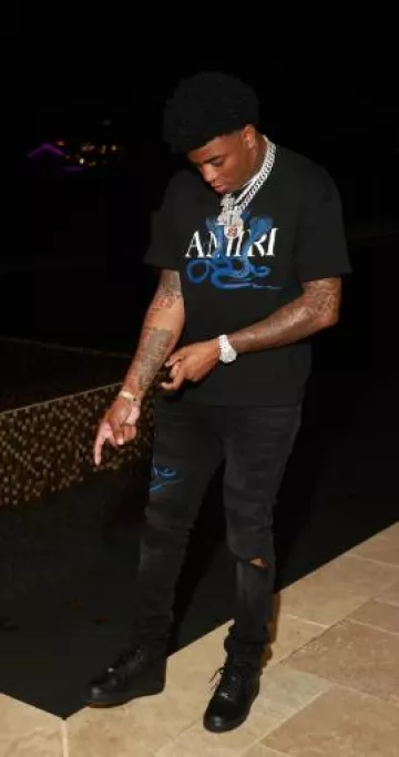 Camiseta Amiri Black & Blue Glitter Snake 'Poison' usada por Yungeen Ace en la cuenta de Instagram @yungeenace
