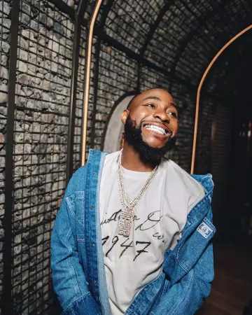 Camiseta manuscrita Dior White 'Dior 1947' usada por Davido en la cuenta de Instagram @davido
