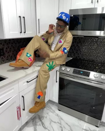 Sombrero 'CH' de Parches de Cruz Real Azul y Blanco de Chrome Hearts usado por Real Boston Richey en la cuenta de Instagram @realbostonrichey