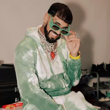 Sudadera con capucha Amiri Green Dip-Dyed MA-Logo usada por Anuel AA en la cuenta de Instagram @anuel