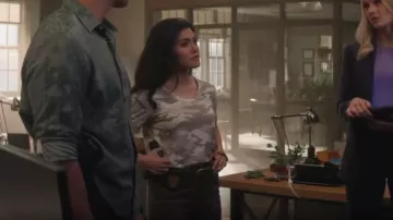 Pantalón Joie Park usado por Lucy Tara (Yasmine Al-bustami) como se ve en NCIS: Hawai'i (S03E10)