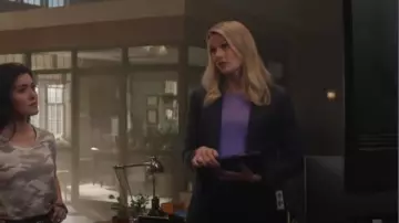 Pull en peluche en coton J. Crew Factory en violet lilas porté par Kate Whistler (Tori Anderson) comme on le voit dans NCIS : Hawaï (S03E10)