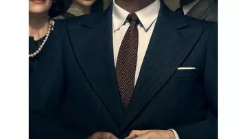 La série New Look Wardorbe : Christian Dior (Ben Mendelsohn) porte un costume rayé bleu marine dans la saison 1, épisode 3