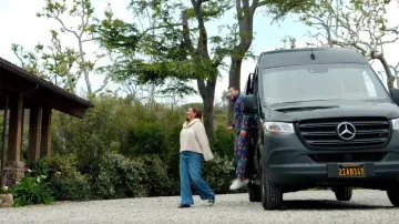 Sandalias Birkenstock Arizona Big Buckle usadas por Molly Novak (Maya Rudolph) como se ve en Loot (S02E07)