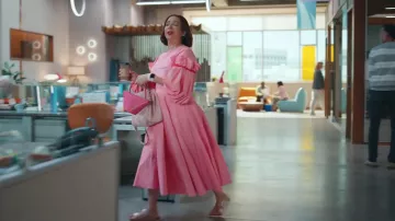 Birkenstock Sandalias de piel rosa Arizona Big Buckle usadas por Molly Novak (Maya Rudolph) como se ve en Loot (T02E07)