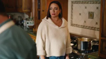 Pull Khaite Raisa porté par Molly Novak (Maya Rudolph) comme on le voit dans Loot (S02E07)