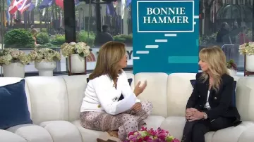 Blazer White House Black Market Studio porté par Bonnie Hammer comme on le voit dans Today le 6 mai 2024