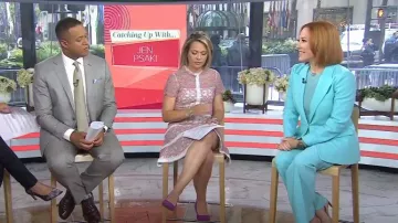 Colección Michael Kors Blazer de crepé Georgina Pebble en espuma de mar usado por Jes Psaki como se ve en Today el 6 de mayo de 2024