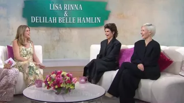 Jacquemus Le Pantalon Ovalo Pantalon fuselé plissé en cady porté par Delilah Belle comme on le voit dans Today with Hoda & Jenna le 6 mai 2024