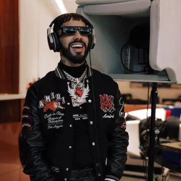Raf Simons Black 'Dicotomy' Turtleneck usado por Anuel AA en la cuenta de Instagram @anuel