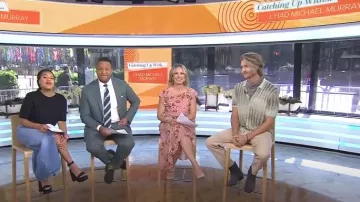 John Varvatos Santiago Suéter abotonado de manga corta en abeto usado por Chad Michael Murray como se ve en Today el 7 de mayo de 2024