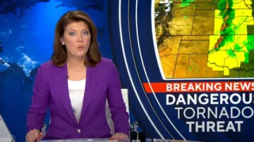 Blazer en tissage texturé Me + Em porté par Norah O’Donnell tel que vu dans CBS Evening News le 6 mai 2024