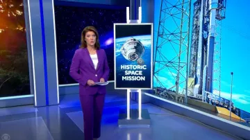 Pantalon court mince à tissage texturé Me + Em en violet intense porté par Norah O’Donnell tel que vu dans CBS Evening News le 6 mai 2024