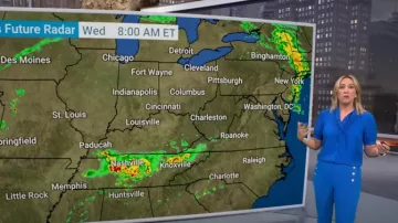 Ann Taylor Le pantalon évasé Sailor porté par Alex Wilson tel qu’on le voit dans CBS Evening News le 7 mai 2024