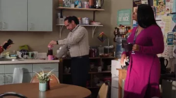 Diane Von Furstenberg Robe pull portefeuille à manches longues en laine et cachemire Astrid portée par Ava Coleman (Janelle James) telle qu’elle est vue dans Abbott Elementary (S03E12)