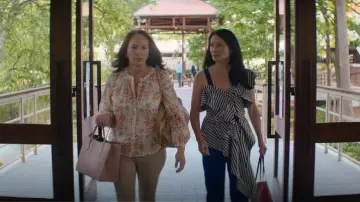 Self-Portrait Asym­met­ric Striped Crepe Top In Black worn by Joyce Newman (Lucy Liu) as seen in A Man in Full (S01E01)