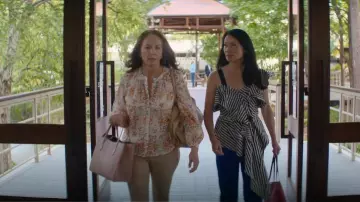 Blusa con estampado de medallón de Joie Fano usada por Martha Croker (Diane Lane) como se ve en A Man in Full (S01E01)