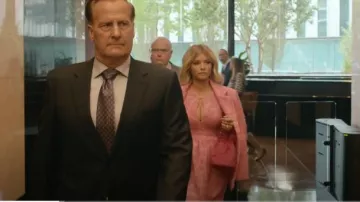 Baum und Pferdgarten Bia Blazer usado por Serena Croker (Sarah Jones) como se ve en A Man in Full (S01E01)