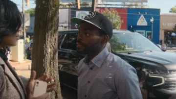 Sombrero ajustado New Era Hawks Active Visor 59FIFTY usado por Roger White (Aml Ameen) como se ve en A Man in Full (S01E02)