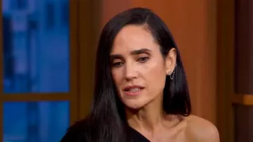 Boucle d’oreille Louis Vuitton Idylle Blossom Mono Chain portée par Jennifer Connelly vue dans Good Morning America le 8 mai 2024