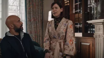 Kobi Halperin Maggie Jacket usado por Elsbeth Tascioni (Carrie Preston) como se ve en Elsbeth (S01E07)