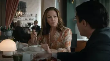 Vince Flo­ral-Print Silk-Cre­pon Top worn by Martha Croker (Diane Lane) as seen in A Man in Full (S01E06)