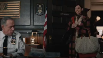 Bolso de punto Gerard Darel Marilyn Cable usado por Elsbeth Tascioni (Carrie Preston) como se ve en Elsbeth (T01E07)