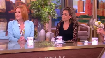 Blazer de un solo botón de Georgina Peak usado por Jes Psaki como se ve en The View el 6 de mayo de 2024