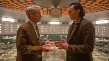 Atuendos de la serie de televisión Loki: Tom Hiddleston lleva una chaqueta de abrigo marrón de lana en la temporada 2, episodio 1