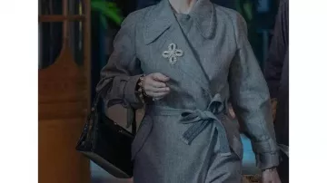 Les tenues New Look : Juliette Binoche porte un trench-coat en laine grise pour incarner Coco Chanel dans la saison 1 de la série télévisée