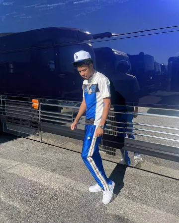 Pantalones de chándal de satén azul real Moncler x Palm Angels usados por Nardo Wick en la cuenta de Instagram @nardowick