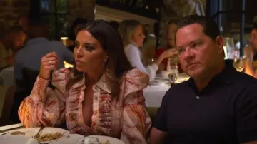 Mini vestido de esmoquin con volantes de caleidoscopio usado por Dolores Catania como se ve en The Real Housewives of New Jersey (T14E01)