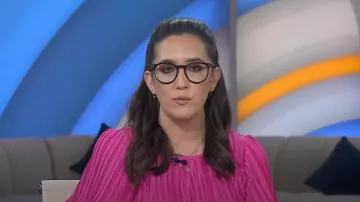 Vestido de cóctel plisado de punto DKNY usado por Savannah Sellers como se ve en Today el 8 de mayo de 2024