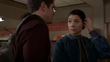 Chaqueta de mezclilla Simkhai usada por Violet Mikami (Hanako Greensmith) como se ve en Chicago Fire (T12E10)