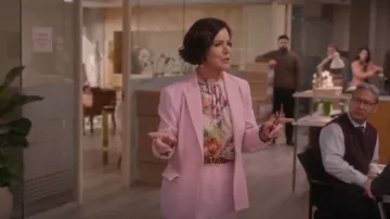 Blazer Reiss Blair porté par Margaret (Marcia Gay Harden) comme on le voit dans So Help Me Todd (S02E09)
