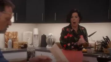 Ted Baker Meggha Chemise ajustée ajustée à imprimé floral portée par Margaret (Marcia Gay Harden) comme on le voit dans So Help Me Todd (S02E09)