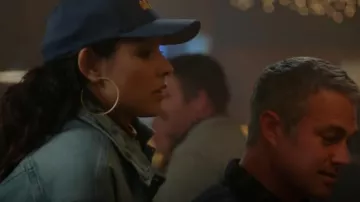 Veste de camionneur Good American portée par Stella Kidd (Miranda Rae Mayo) vue dans Chicago Fire (S12E10)