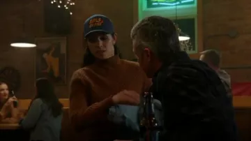Pull à col rond porté par Stella Kidd (Miranda Rae Mayo) tel qu’on le voit dans Chicago Fire (S12E10)