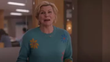 Pull à col rond Rails Womens Flowers porté par l’officier Kendrick (Laura K. MacDonald) tel qu’on le voit dans So Help Me Todd (S02E09)