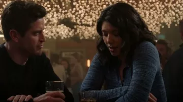 Suéter de punto Marella usado por Violet Mikami (Hanako Greensmith) como se ve en Chicago Fire (T12E10)